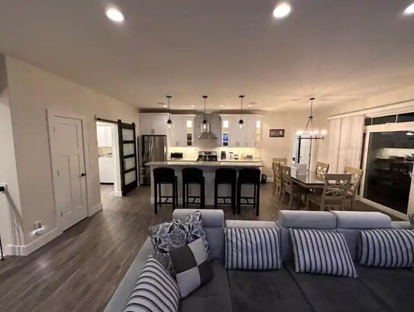 Smart TV, caminetto, videogiochi, tavolo da calcetto