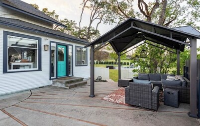 Beautiful Country Home located outside of Jacksonville with pool! 