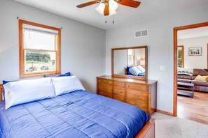 4 bedrooms, iron/ironing board, WiFi, bed sheets