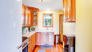 Réfrigérateur, micro-ondes, four, cafetière/bouilloire