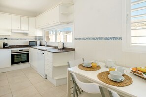 Køleskab, ovn, opvaskemaskine, kaffe-/temaskine