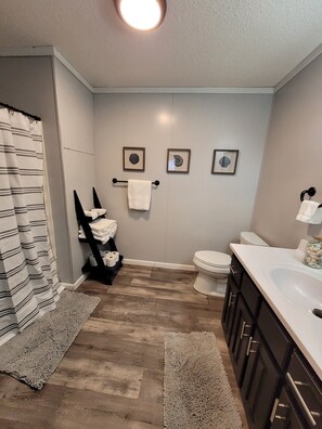 Hårføner, håndklær, såpe og toalettpapir