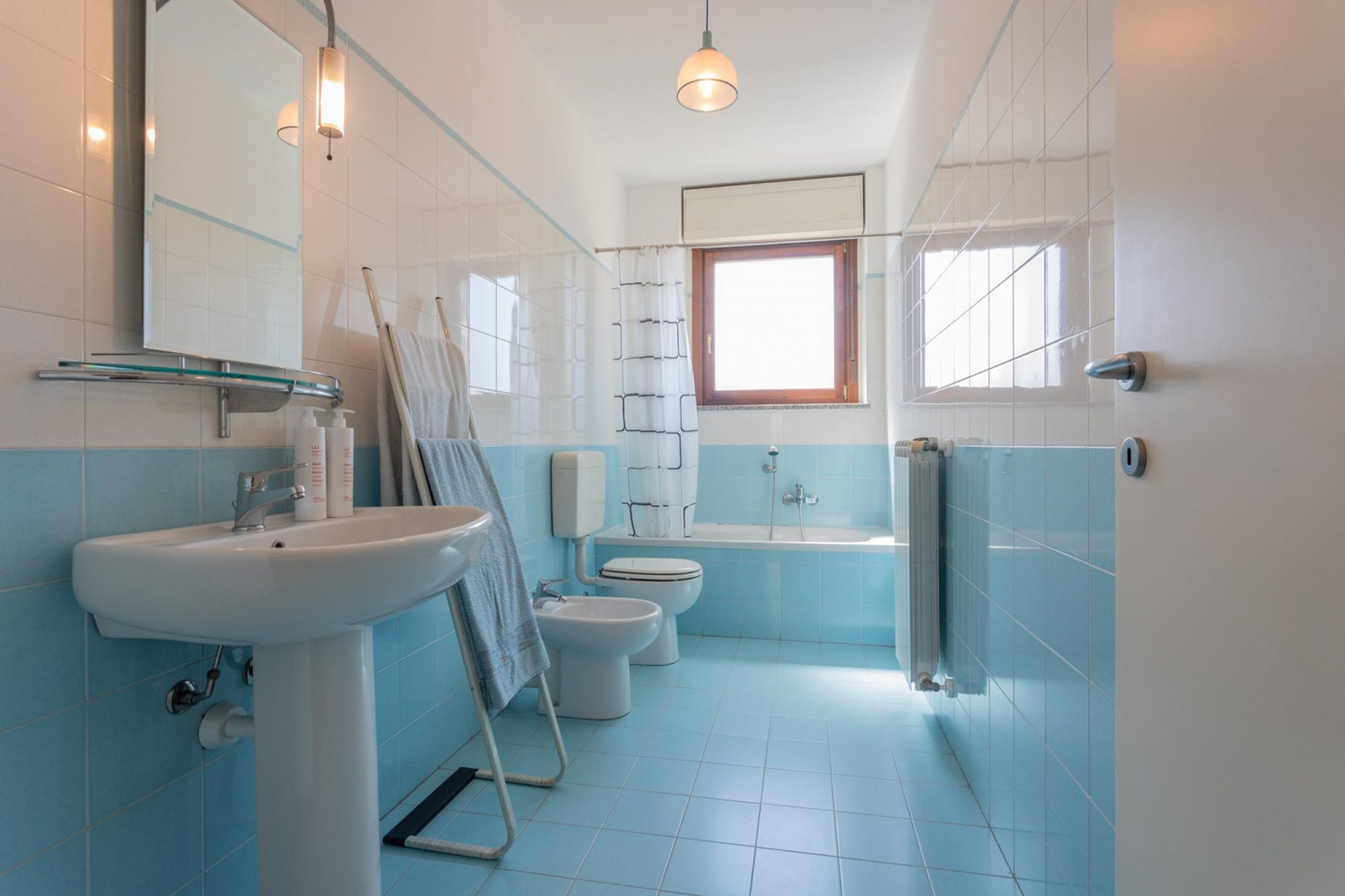 A bathroom with a sink, toilet, and bathtub.