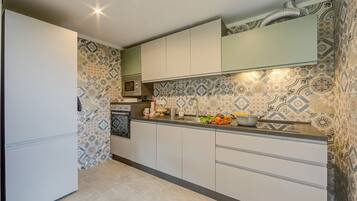 Familjelägenhet - 2 sovrum - intill bergen (Residenza La Lanterna Pool and Relax) | Eget kök | Kylskåp, mikrovågsugn, ugn och spishäll