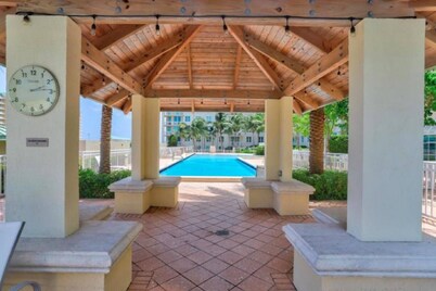 314s Nautical Beach Suite - 2 Beds!, Pools, Jacuzzi, Beach, Shops & Dog Friendly