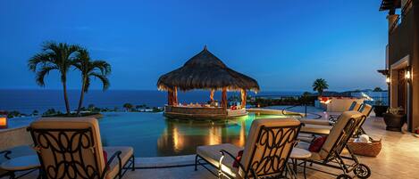 حمّام سباحة مُدفَّأ