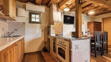 Frigorifero, forno, piano cottura, bollitore elettrico