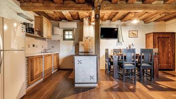 Kylskåp, ugn, spishäll och vattenkokare