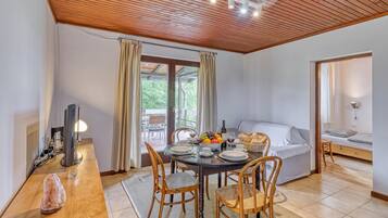 Honeymoon-Haus, Mehrere Schlafzimmer, Bergseite (Lovely House Near Zagreb With Terrace) | Speisen