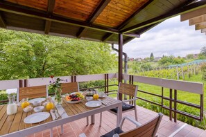 Hus – honeymoon, flere soverom, ved fjell (Lovely House Near Zagreb With Terrace) | Utendørsservering