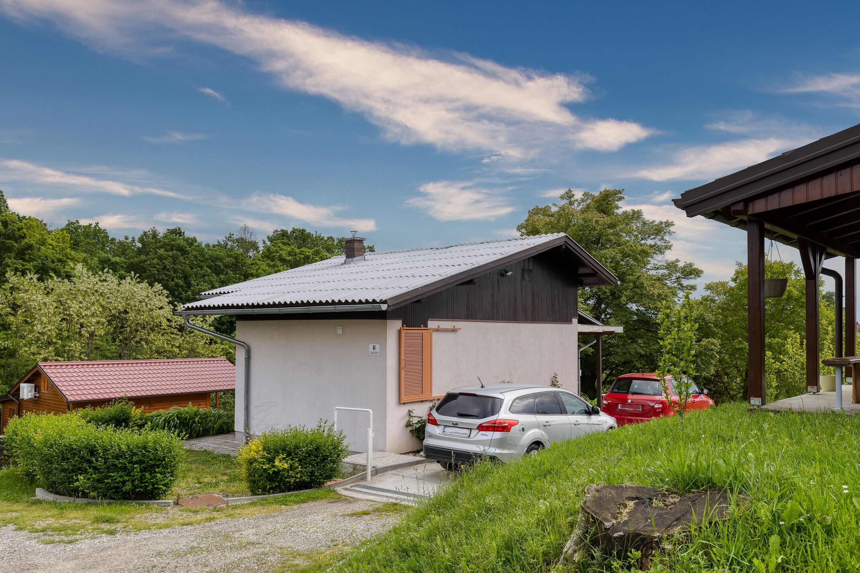 Häämatkatalo, 1 makuuhuone, terassi, vuorten lähellä (Lovely House Near Zagreb With Terrace) | Pysäköinti | Ilmainen pysäköintipaikka