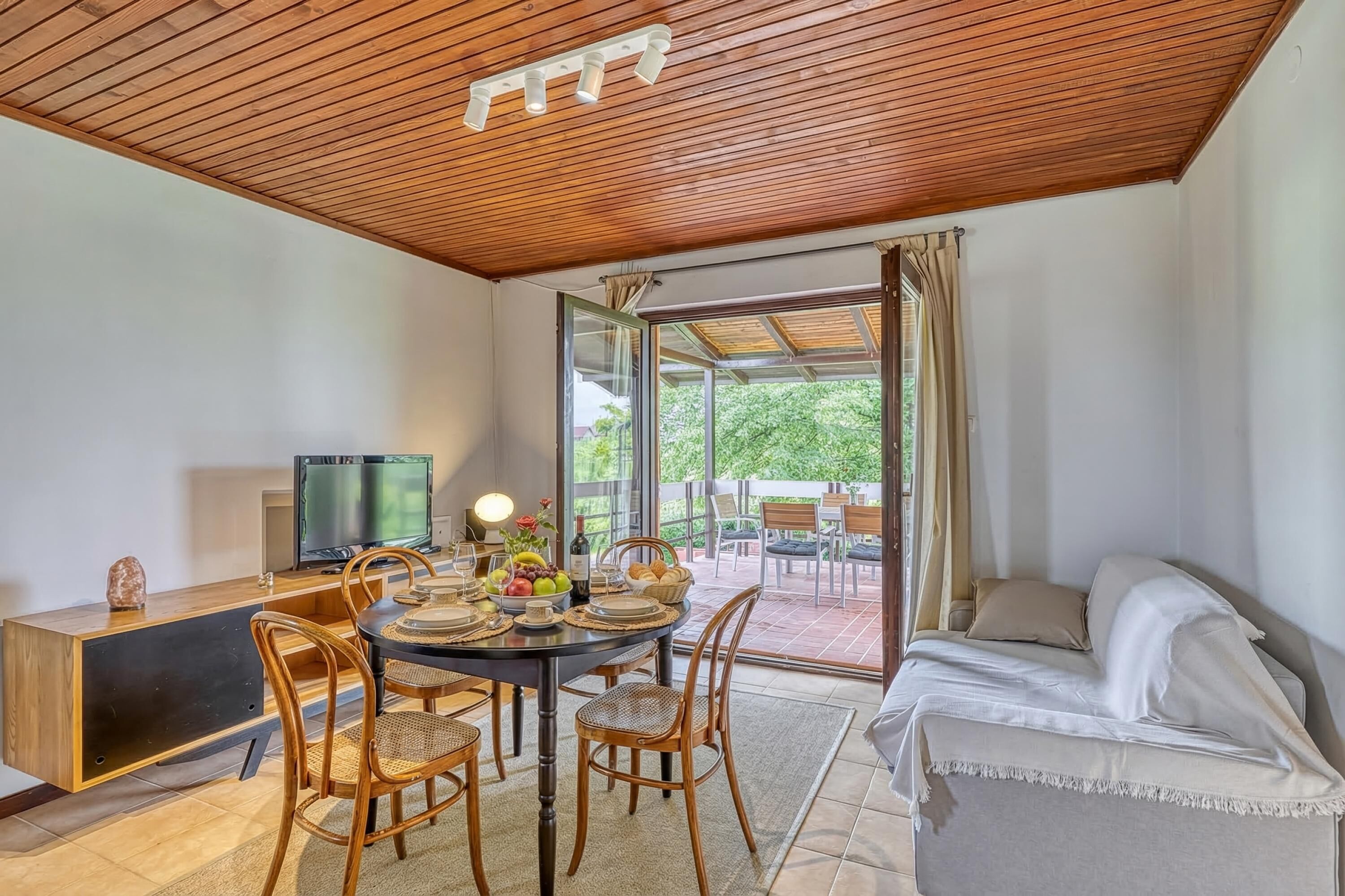 Honeymoon-Haus, Mehrere Schlafzimmer, Bergseite (Lovely House Near Zagreb With Terrace) | Wohnbereich | 21-Zoll-Flachbildfernseher mit Digitalempfang