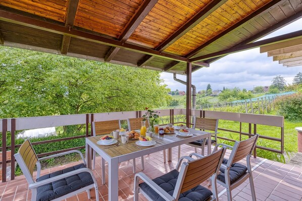 Hus – honeymoon, flere soverom, ved fjell (Lovely House Near Zagreb With Terrace) | Utendørsservering