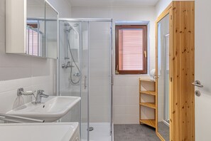 Hus – honeymoon, flere soverom, ved fjell (Lovely House Near Zagreb With Terrace) | Bad | Dusj, håndklær, såpe og sjampo