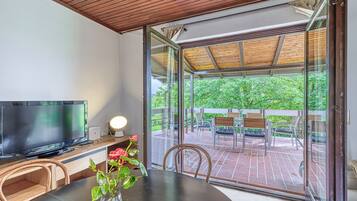 Maison Lune de Miel, 1 chambre, terrasse, côté montagne (Lovely House Near Zagreb With Terrace) | Coin séjour | Télévision à écran plat