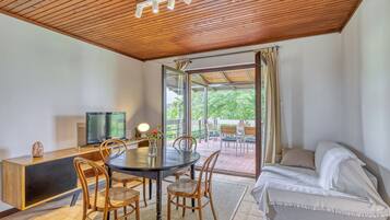 Rumah Bulan Madu, beberapa kamar, tepi gunung (Lovely House Near Zagreb With Terrace) | Area keluarga | Televisi layar datar 21-inci dengan saluran TV digital