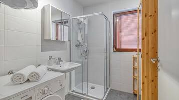 Honeymoon-Haus, Mehrere Schlafzimmer, Bergseite (Lovely House Near Zagreb With Terrace) | Badezimmer | Dusche, Handtücher, Seife, Shampoo