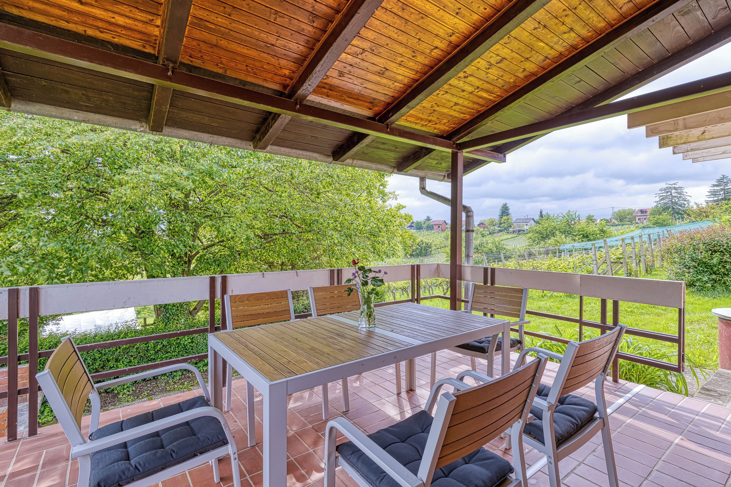 屋外ダイニングエリア