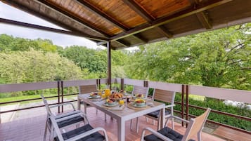 Casa de luna de miel, varias habitaciones (Lovely House Near Zagreb With Terrace) | Restaurante al aire libre