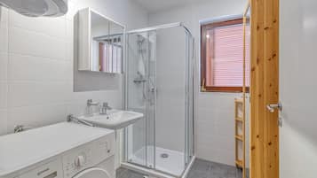 Casa de luna de miel, varias habitaciones (Lovely House Near Zagreb With Terrace) | Baño | Ducha, toallas, jabón y champú