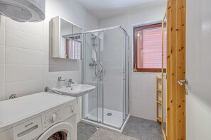 Honeymoon House, Multiple Bedrooms, Mountainside (Lovely House Near Zagreb With Terrace) | Bathroom | Shower, towels, soap, shampoo
