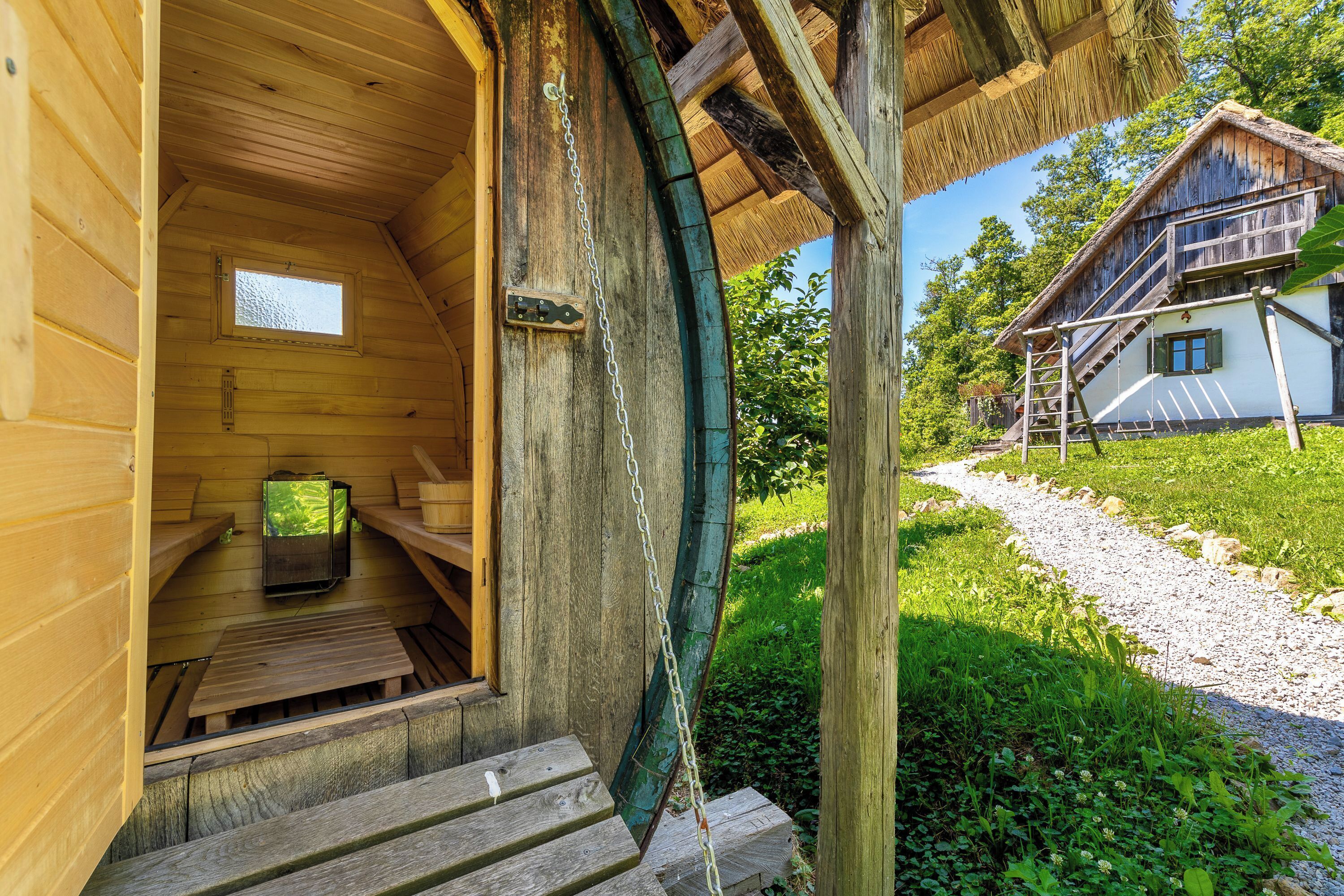 Eine Holzhütte mit einem kleinen Fenster, einer Bank und einem Holztisch.