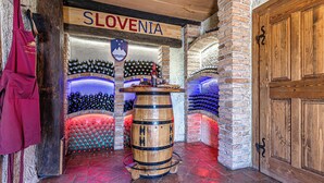 Ein Keller mit Holzfässern und einem Schild mit der Aufschrift "Slovenien".