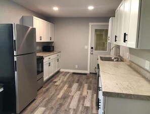 Kjøleskap, mikrobølgeovn, ovn og kokeplater