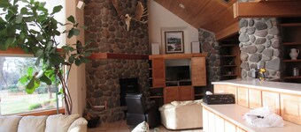 Fishing Cabin on the Sacramento River, dock provided