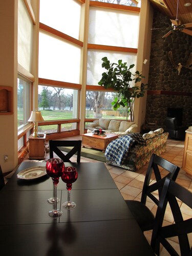 Fishing Cabin on the Sacramento River, dock provided