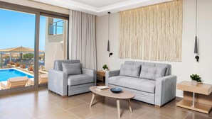 Una sala moderna con dos sofás grises, una mesa de centro y vistas a una piscina.