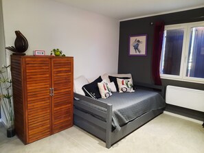 Iron/ironing board, travel crib, free WiFi, bed sheets - Studio Bouquet (Brouzet-lès-Alès)