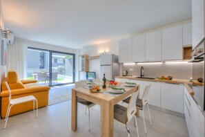 Departamento de luna de miel, 1 habitación (Eden Garda) | Cocina privada | Refrigerador, horno, parrilla de estufa y lavavajillas 