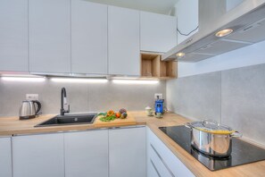 Departamento de luna de miel, 1 habitación (Eden Garda) | Cocina privada | Refrigerador, horno, parrilla de estufa y lavavajillas 