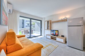 Departamento de luna de miel, 1 habitación (Eden Garda) | Área de sala de estar | Televisión 