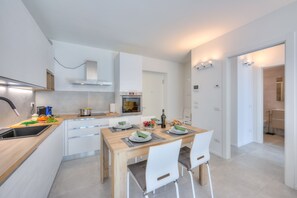 Appartement Lune de Miel, 1 chambre (Eden Garda) | Cuisine privée | Réfrigérateur, four, plaque de cuisson, lave-vaisselle
