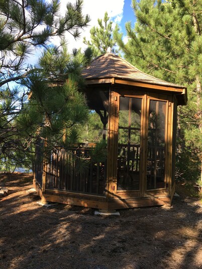 Tiny Off-grid Cozy log Cabins on Secluded Lake