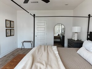5 habitaciones, escritorio y tabla de planchar con plancha