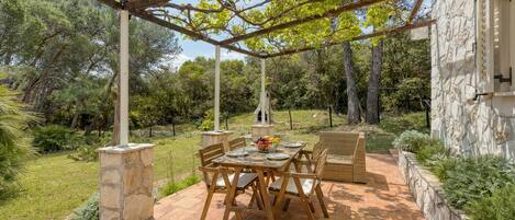 Casa familiar, varias habitaciones (Eco house Zabodarski beach) | Restaurante al aire libre