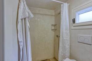 Casa familiar, varias habitaciones (Eco house Zabodarski beach) | Baño | Ducha, toallas, jabón y champú