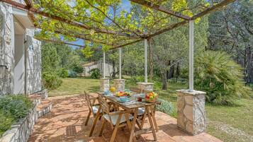 تناول الطعام بالخارج