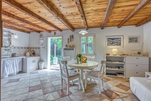 Family House, Multiple Bedrooms (Eco house Zabodarski beach) | Dining