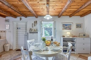 Familiehus, flere soverom (Eco house Zabodarski beach) | Spiseområde