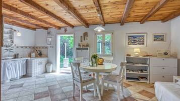 Family House, Multiple Bedrooms (Eco house Zabodarski beach) | Dining