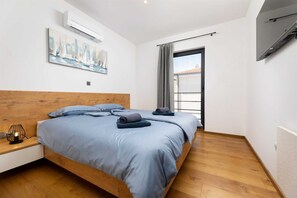 3 bedrooms, iron/ironing board, free WiFi, bed sheets