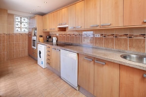 Refrigerador, microondas, horno, lavavajillas