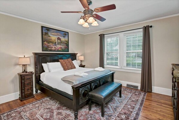 3 Schlafzimmer, Schreibtisch, Bügeleisen/Bügelbrett, Reisekinderbett