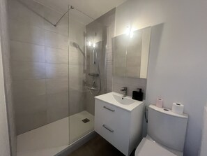 Bathtub, hair dryer - Fréjus Plage, LA MIOUGRANO, studio 25m2, 2 adults, 2 children, 300m from the beaches, swimming pool and balcony (Fréjus)