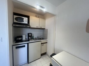 Fridge, microwave, oven, coffee/tea maker