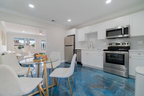 Hus (Ocean Oasis Apt B, Downtown, Beach, D) | Eksteriør